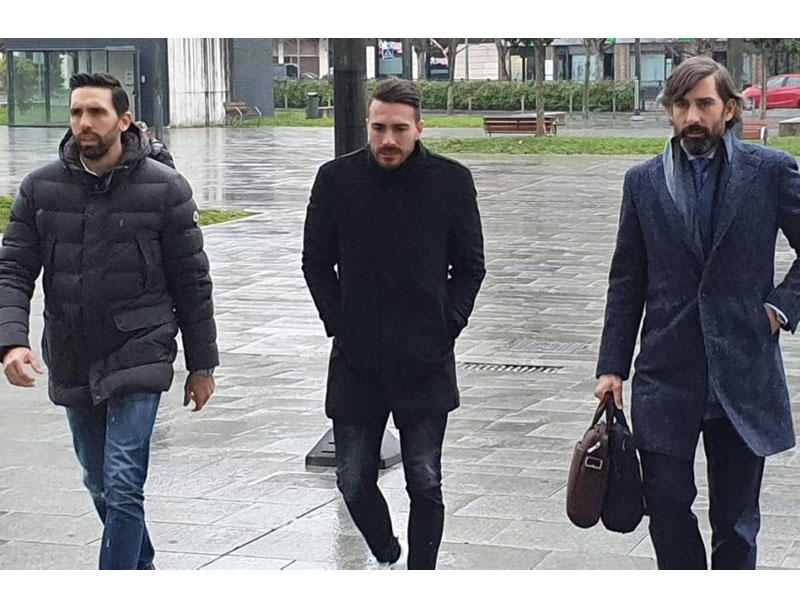 توريس وأنطونيو والمحامي باتجاه المحكمة