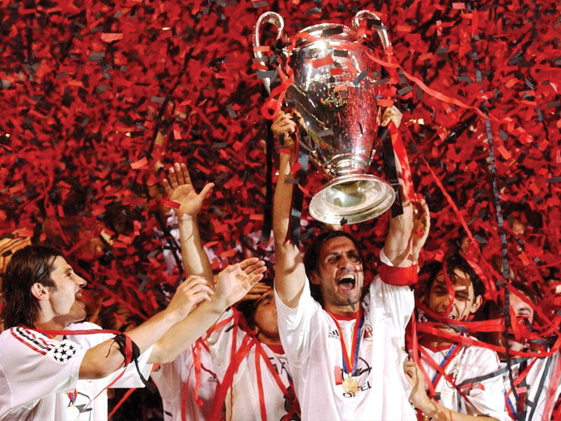 مالديني يحمل كأس دوري أبطال اوروبا عام 2003