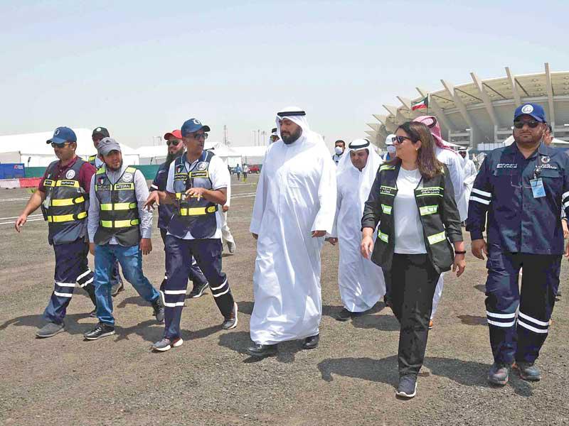 وزيرا الصحة والأشغال خلال تفقدهما المحجر والمستشفى الميداني في العارضية أمس