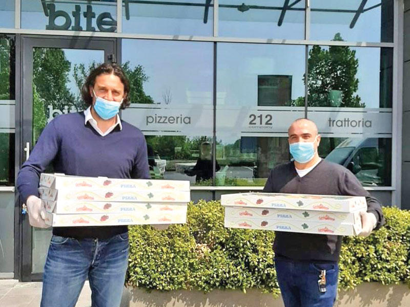 لوكا توني أثناء توزيع البيتزا