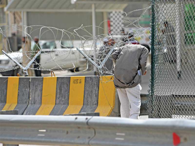 جانب من فوضى بعض مقيمي الجليب خلال اختراق أحدهم الأسلاك الشائكة للخروج من المنطقة المعزولة (تصوير نوفل إبراهيم)