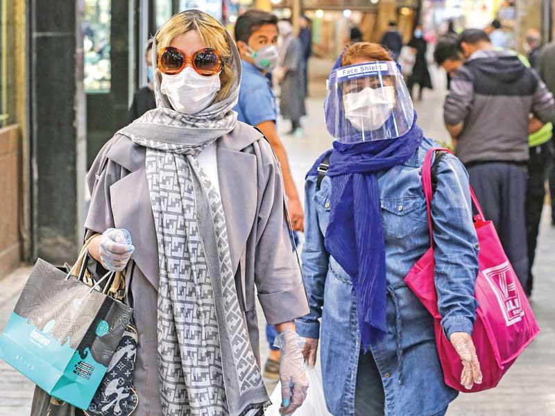 إيرانيتان تتسوقان في بازار طهران الكبير أمس (أ ف ب)