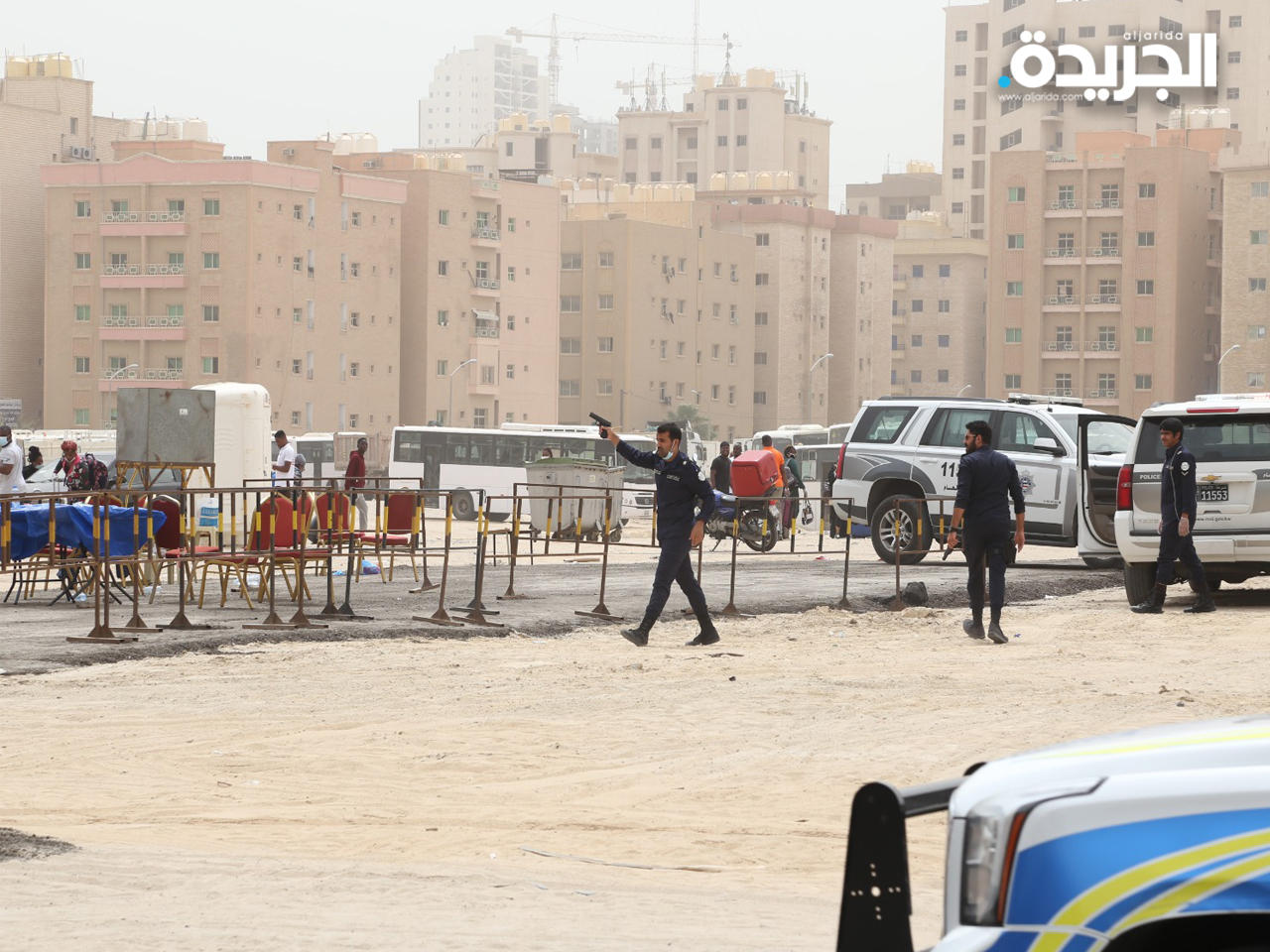 رجال الأمن لحظة إطلاق الأعيرة النارية لتفريق المتجمهرين