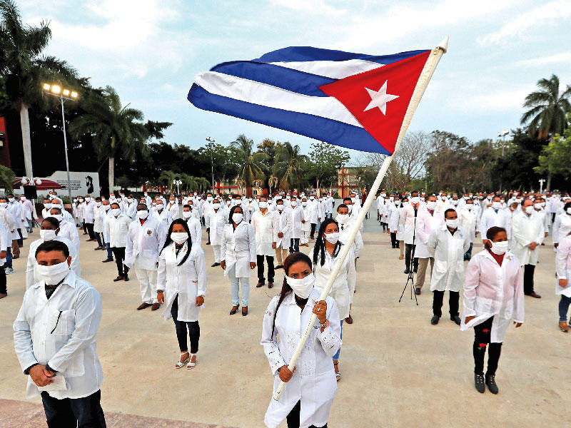 أطباء كوبيون يساعدون جنوب إفريقيا