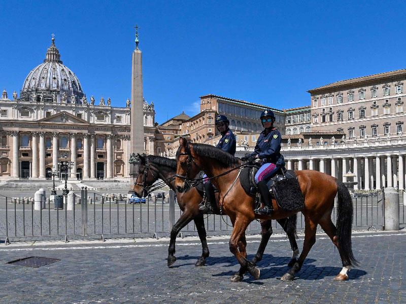 الشرطة الإيطالية على دورية الخيل  في الحدود بين روما . إيطاليا وساحة القديس بطرس في الفاتيكان