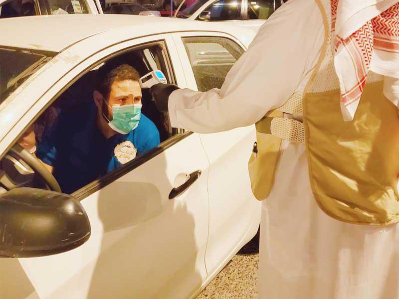 فحص أحد سائقي توصيل المطاعم