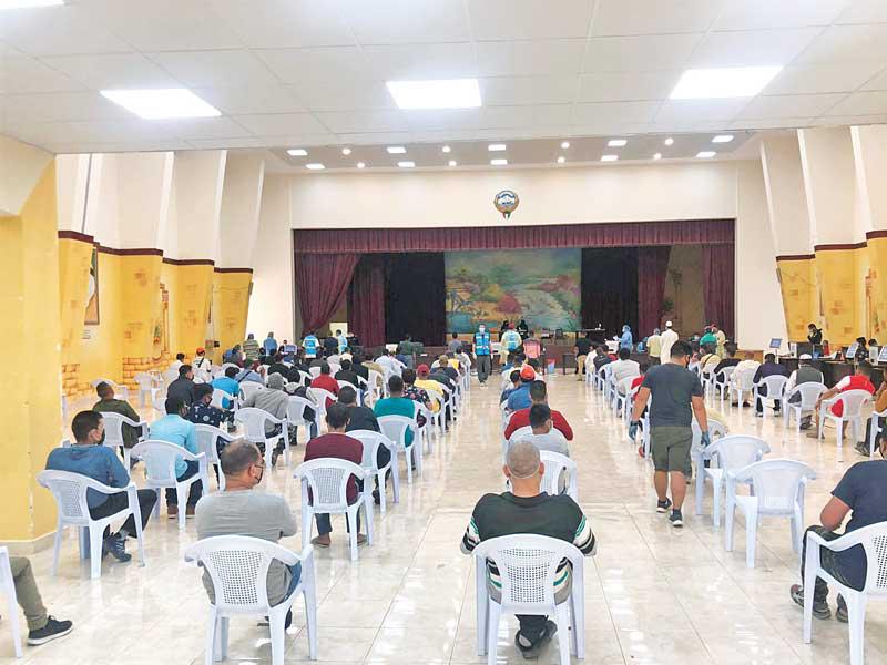 جانب من مخالفي قانون الإقامة الذين سلموا انفسهم لمراكز وزارة الداخلية