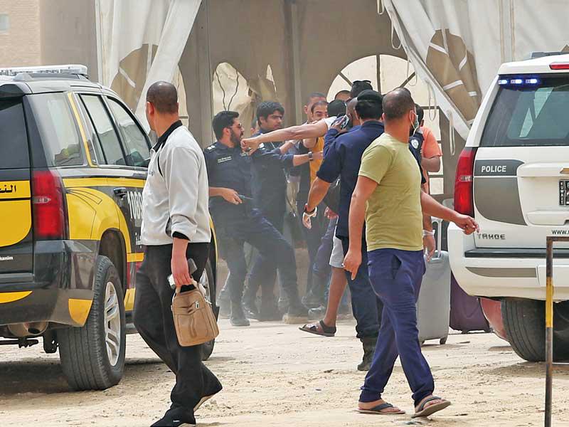 جانب من تعامل رجال الأمن مع المتجمهرين أمس (تصوير جورج ريجي)