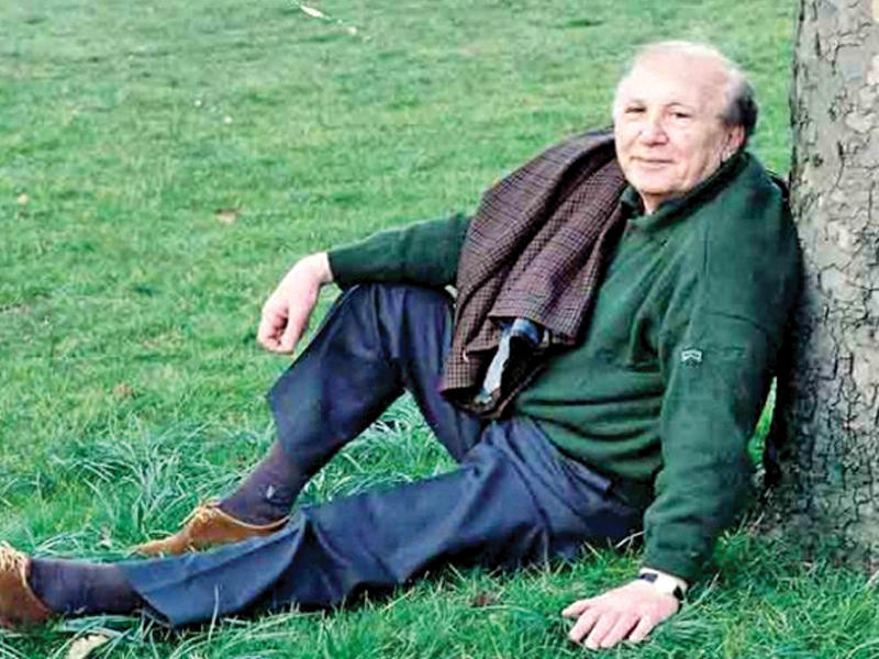 الشاعر نزار قباني في أحضان الطبيعةn