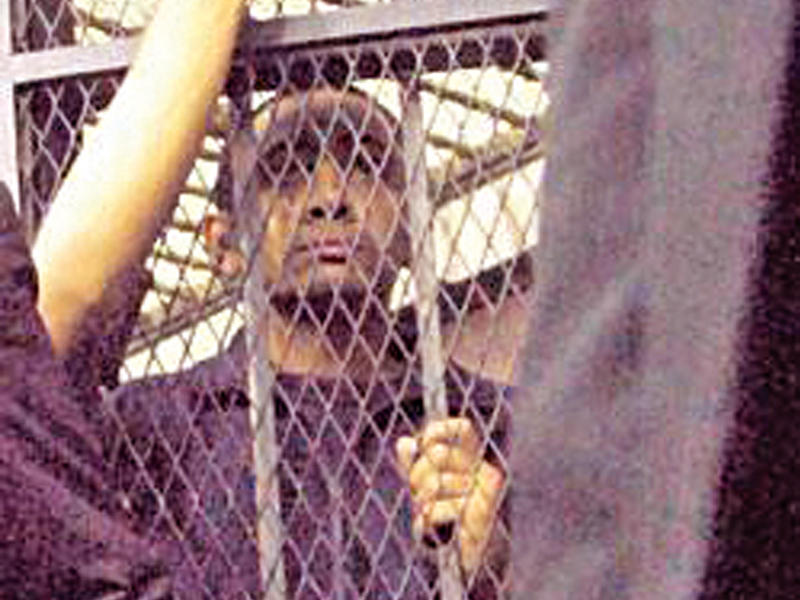 تامر داخل القفص الحديدي أثناء المحاكمة