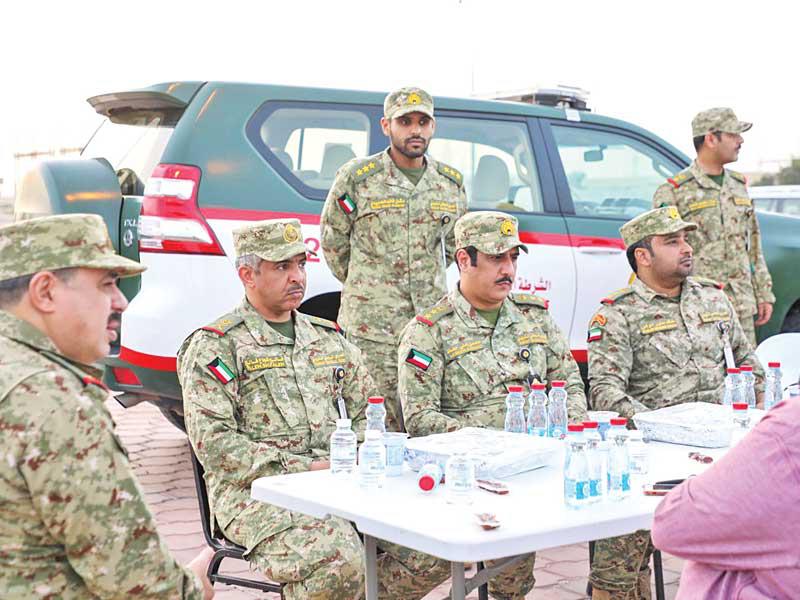 الرفاعي وقادة الحرس الوطني خلال الإفطار بأحد المواقع