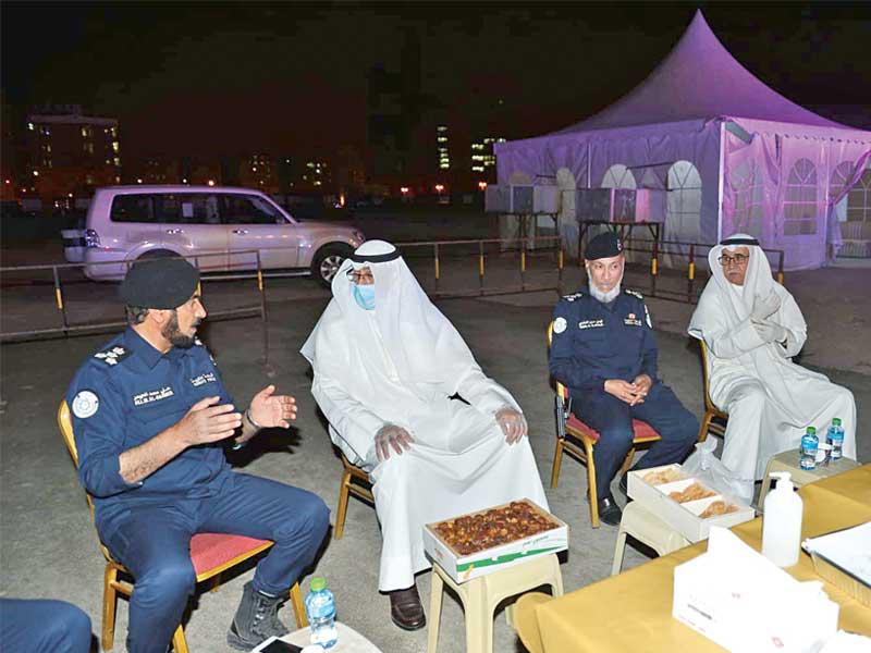 محافظ الأحمدي الشيخ فواز الخالد خلال زيارته لاحد النقاط الامنية في المنطقة