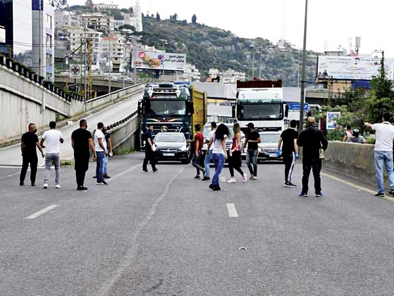 محتجون يقطعون أوتوستراد جونيه في منطقة الزوق أمس