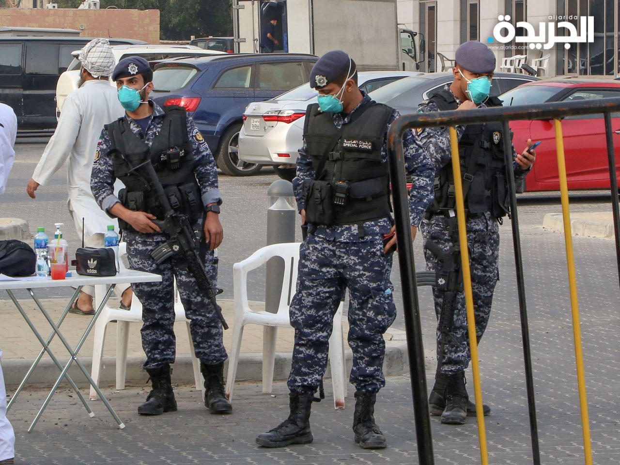 رجال الأمن خلال حراستهم محجراً مؤسسياً في وقت سابق