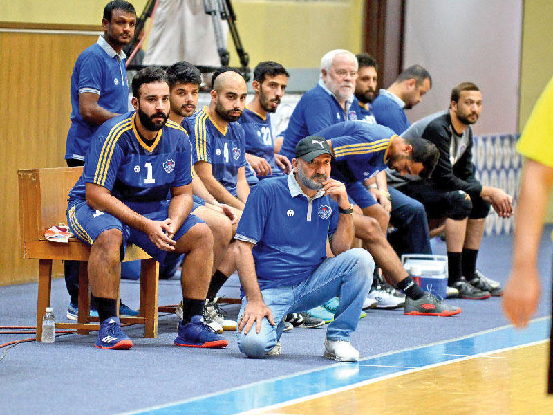 يوسف غلوم مع اللاعبين في لقاءات الموسم الماضي