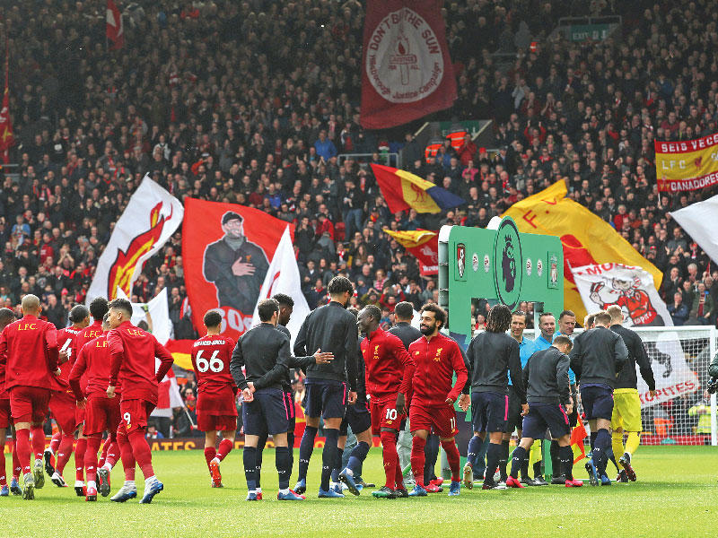 لقطة من المباراة الأخيرة بين ليفربول وبونموث قبل توقف الدوري 