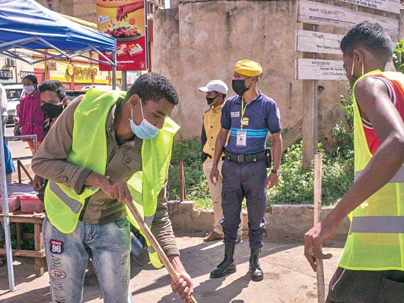 الكنس لمن لا يضع  كمامة بمدغشقر