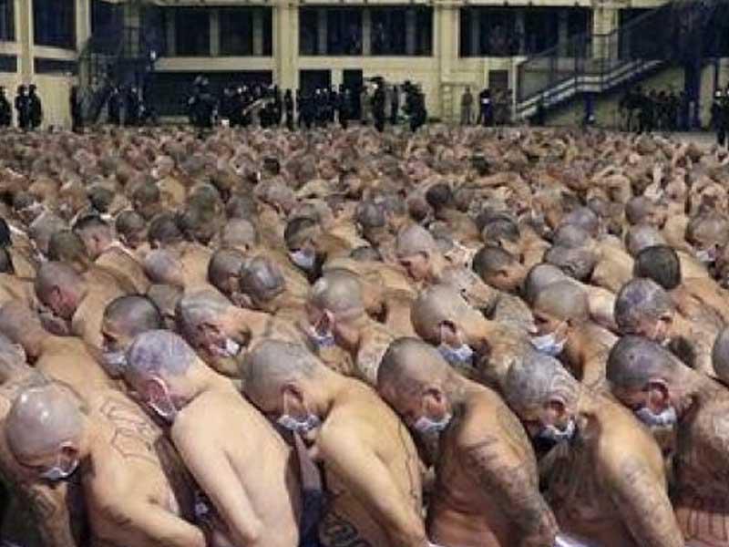 نزلاء مكتظين جداً في احد سجون السلفادور