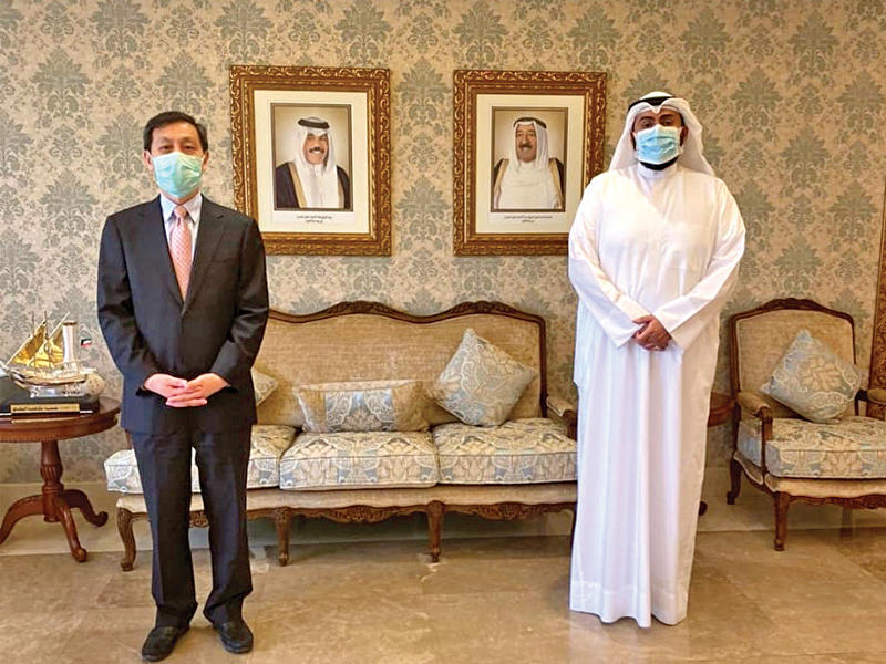 وزير الصحة د. باسل الصباح وسفير الصين عقب الاجتماع مع وفد بكين الصحي أمس