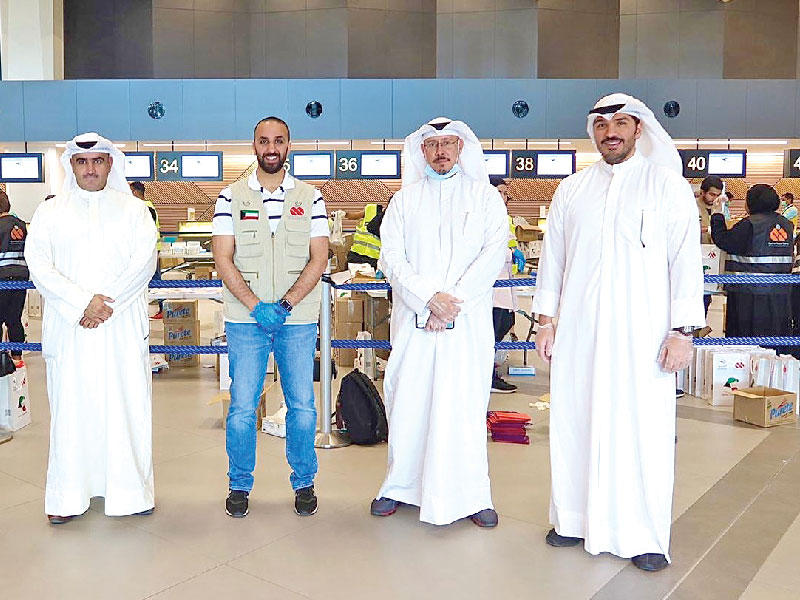 من اليمين: محمد ميرزا ومجبل الأيوب وعبدالله وليد المذن وعبدالعزيز البابطين في مطار الكويت الدولي