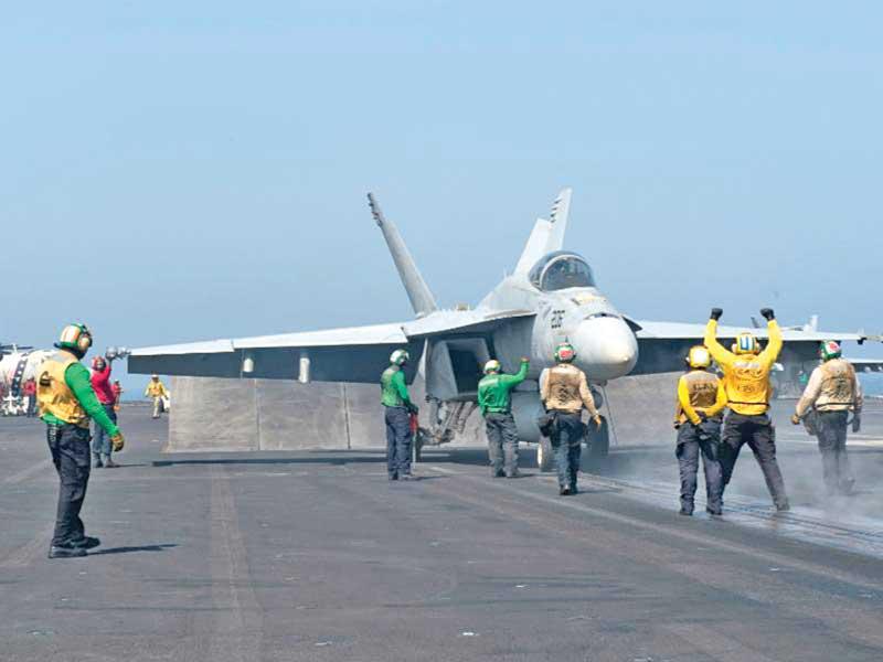 مقاتلة أميركية تقلع عن حاملة «دوايت ايزنهاور» في بحر العربt (الأسطول الخامس)  