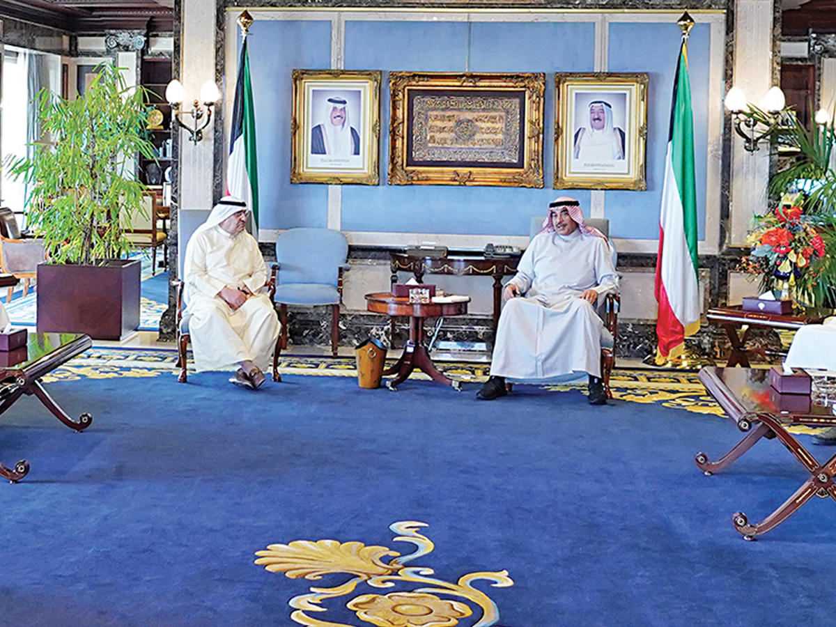 رئيس مجلس الوزراء سمو الشيخ صباح الخالد مستقبلاً رئيس غرفة التجارة محمد جاسم الصقر أمس