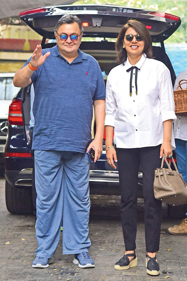 الممثل ريشي كابور مع زوجته