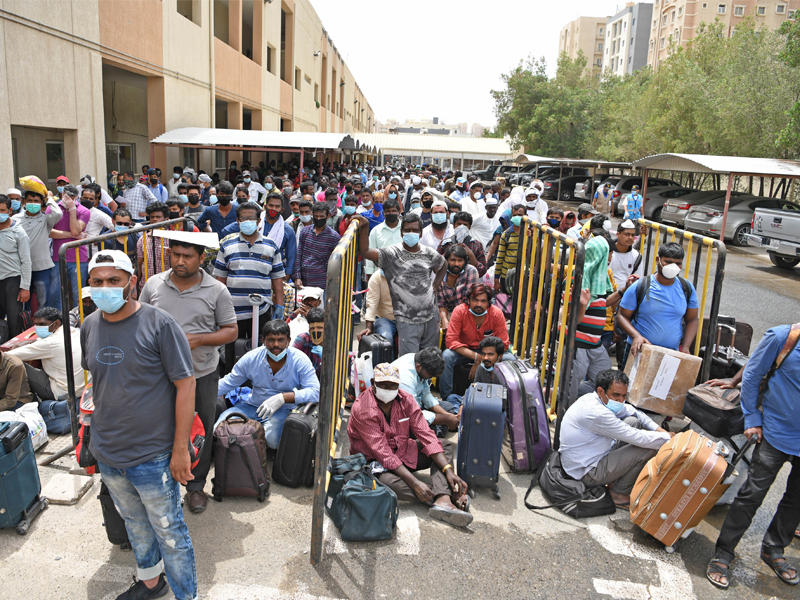 مخالفو الإقامة أمس في اليوم الأخير للمهلة الممنوحة لهم من «الداخلية» (تصوير نوفل إبراهيم)