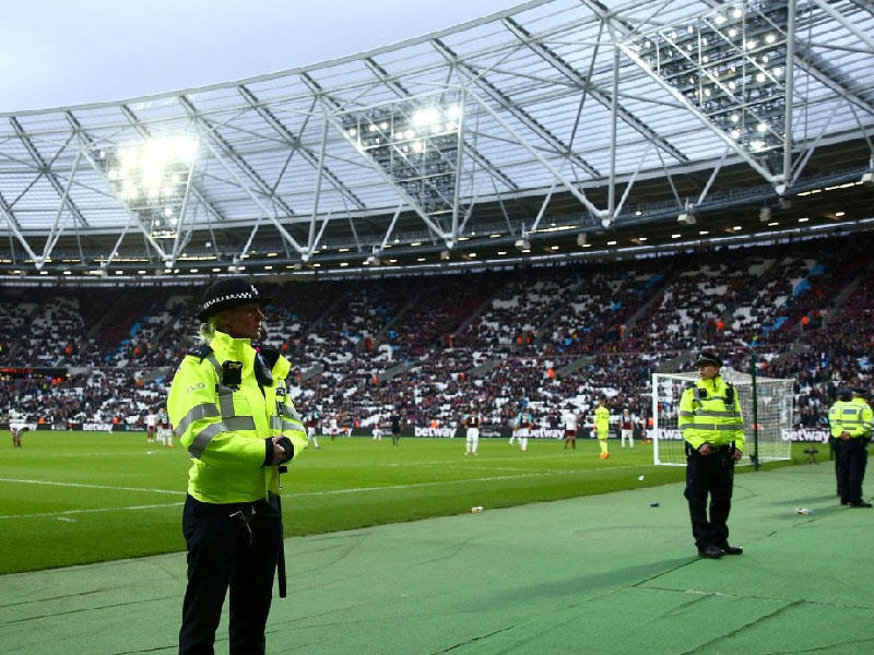  الشرطة البريطانية لتأمين ملاعب كرة القدم 