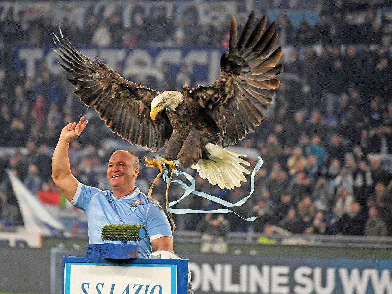 النسر تعويذة نادي لاتسيو في عرض قبل انطلاق إحدى المباريات