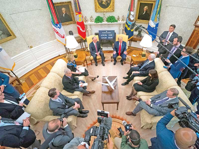 ترامب وحاكم لويزيانا جون بل إداوردز في المكتب البيضاوي بالبيت الأبيض أمس الأول          (اي بي أيه)