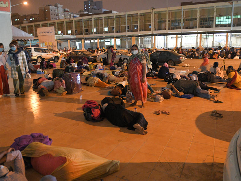 تكدس المخالفين ونومهم في الشوارع وعلى الأرصفة (تصوير نوفل إبراهيم)