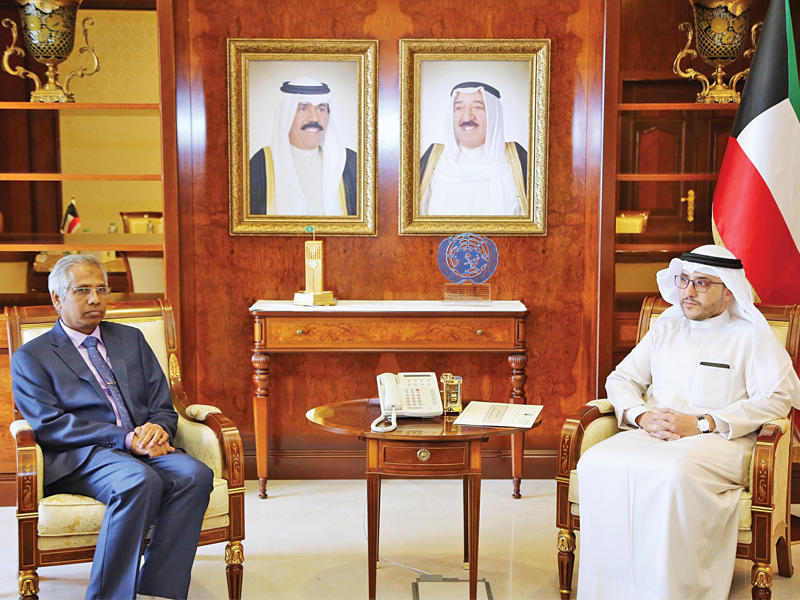 وزير الخارجية الشيخ د. أحمد الناصر مستقبلاً سفير سريلانكا أمس