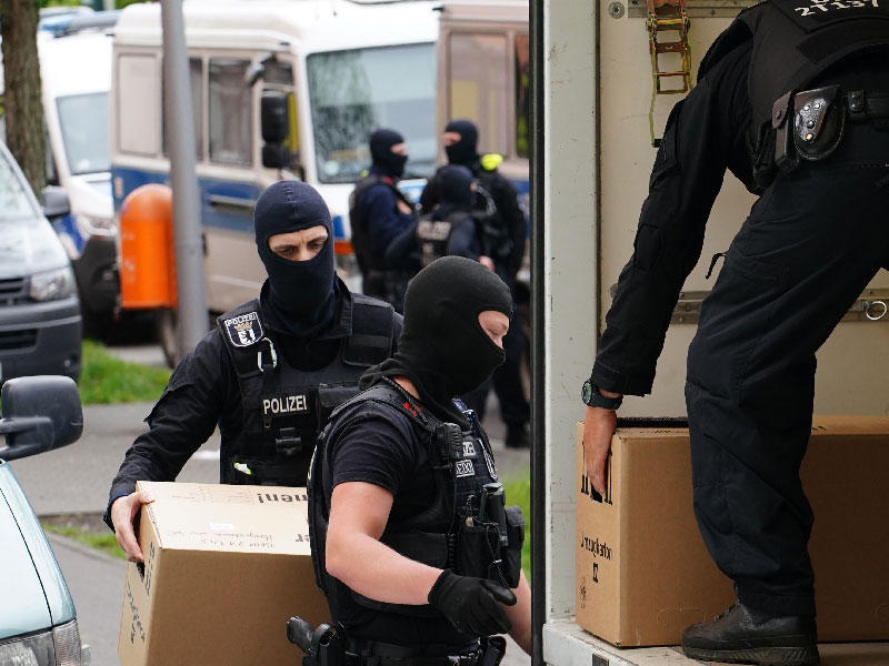 عناصر من الشرطة الألمانية خلال مداهمة مسجد الإرشاد في برلين أمس (أ ف ب)