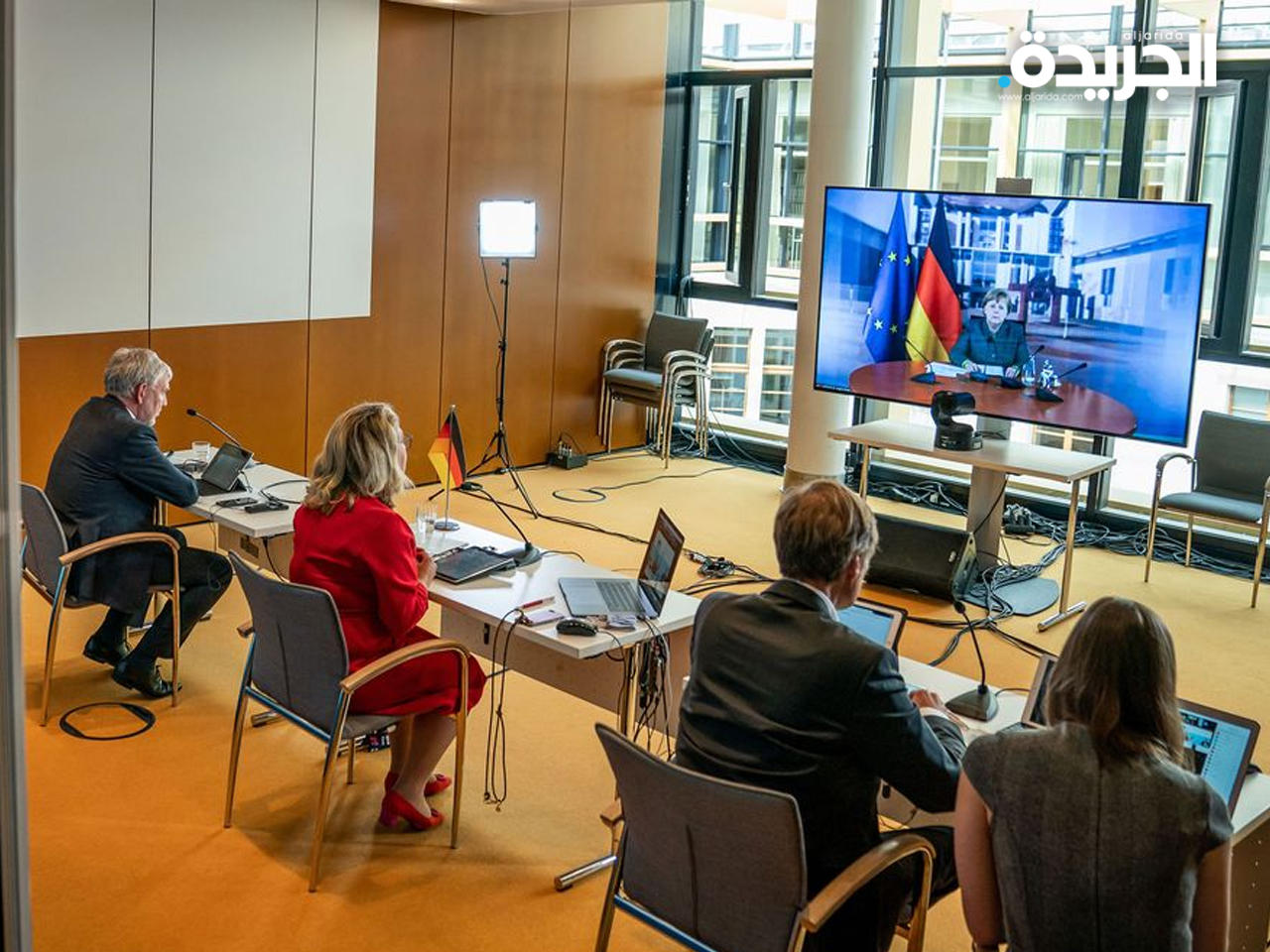 انجيلا ميركل في مؤتمر صحفي على طريقة التباعد الاجتماعي