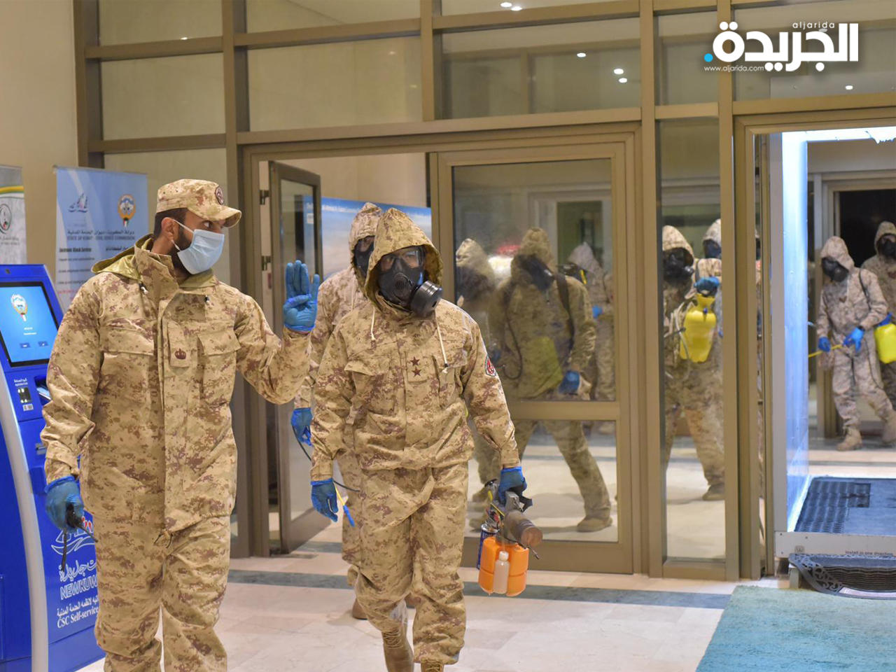 جانب من عملية تعقيم مبنى وزارة الأشغال