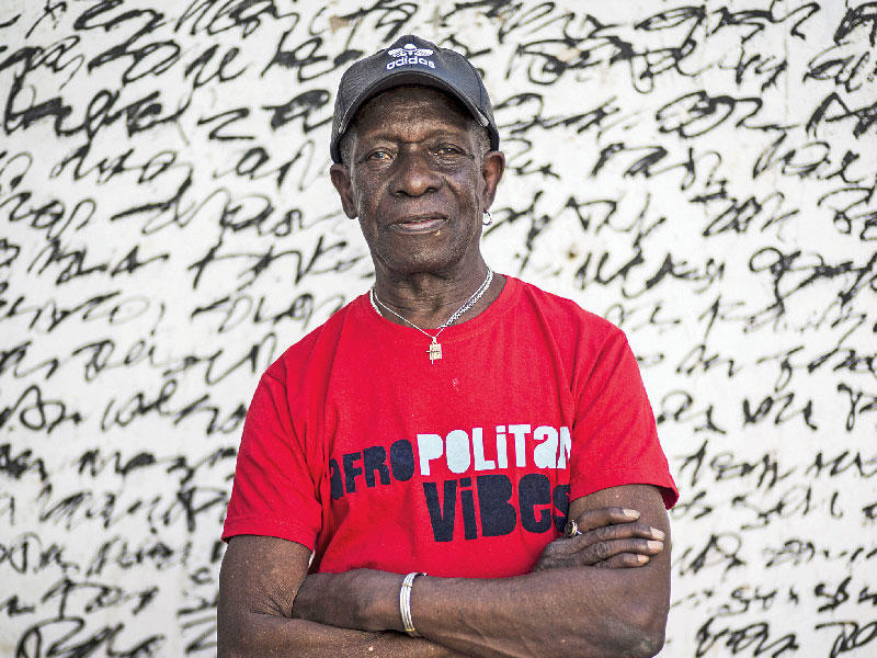 الموسيقي النيجيري توني آلن عازف الدرامز