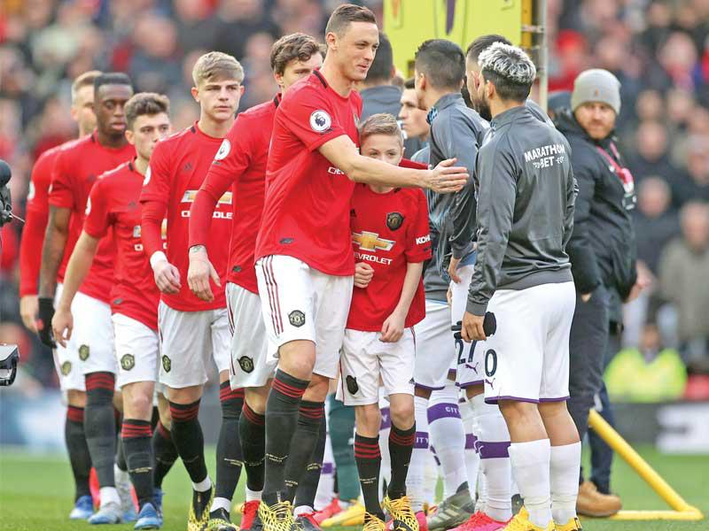 مصافحة بين لاعبي مان يونايتد ومان سيتي في مباراة أقيمت في مارس الماضي      