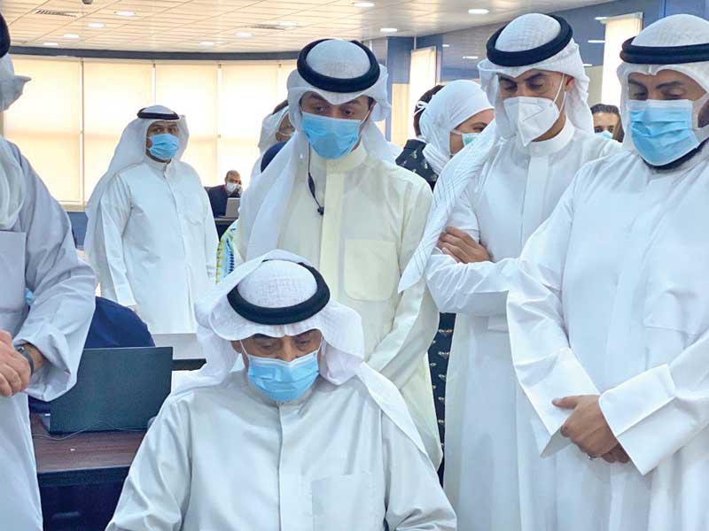 رئيس مجلس الوزراء سمو الشيخ صباح الخالد مُطلعاً على إجراءات مركز عمليات تطبيق شلونك بحضور عدد من الوزراء وبدر الخرافي  