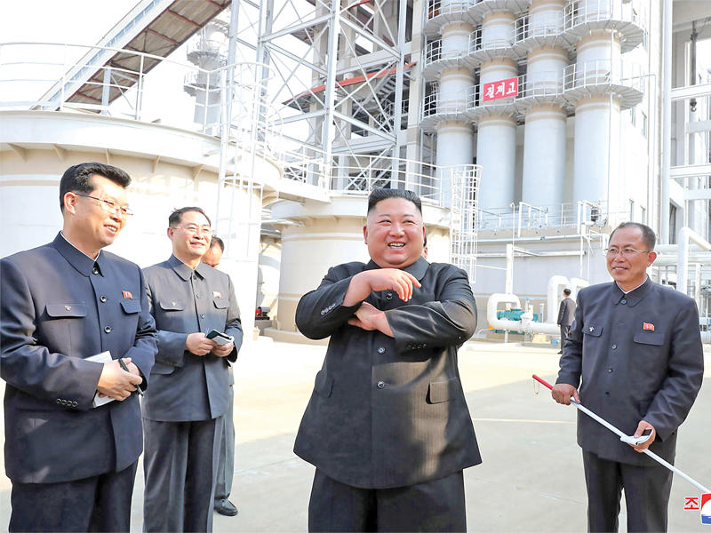 الزعيم الكوري الشمالي كيم جونغ أون يتفقد مصنع الأسمدة في مقاطعة بيونغان أمس الأول  (أ ف ب)