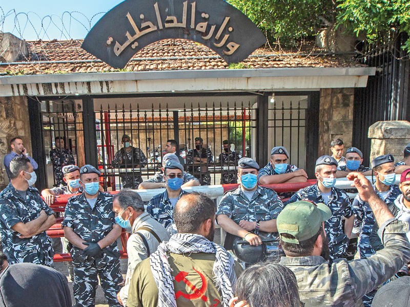 متظاهرون لبنانيون يخرقون قوانين التباعد خلال تظاهرة أمام وزارة الداخلية ببيروت أمس الأول بمناسبة عيد العمال  (إي بي أيه)