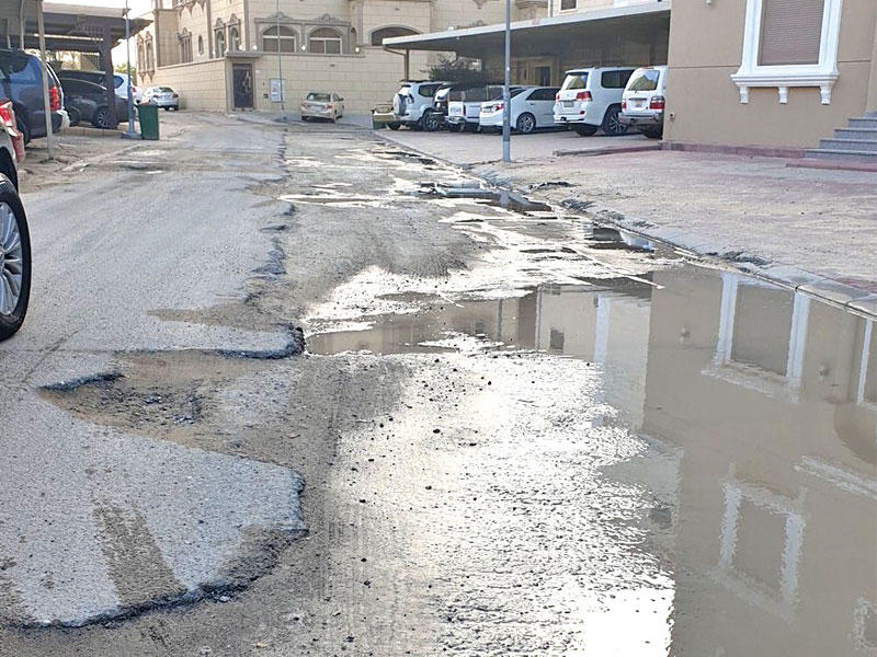 أحد الشوارع الداخلية التالفة بسبب المياه