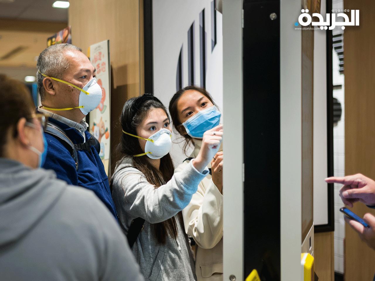 فلبينيون يعاينون مواعيد الرحلات الأخيرة