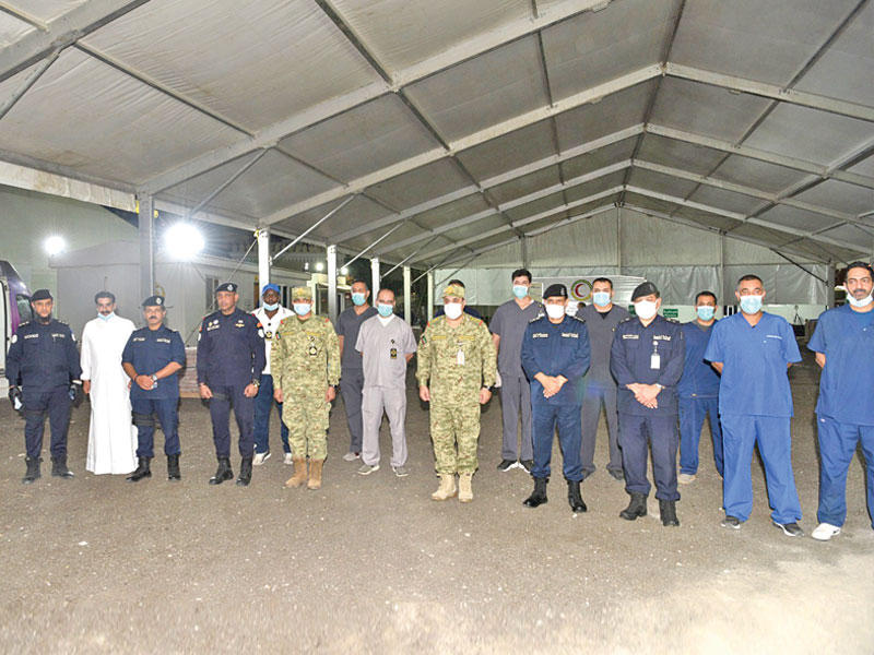 وكيل وزارة الداخلية الفريق عصام النهام يرافقه وكيل الحرس الوطني الفريق الركن هاشم الرفاعي خلال الجولة