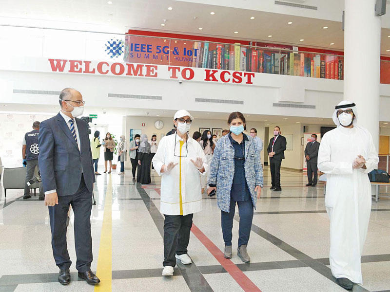 الشيخة أمثال الأحمد خلال زيارة الكلية بحضور البقاعين 