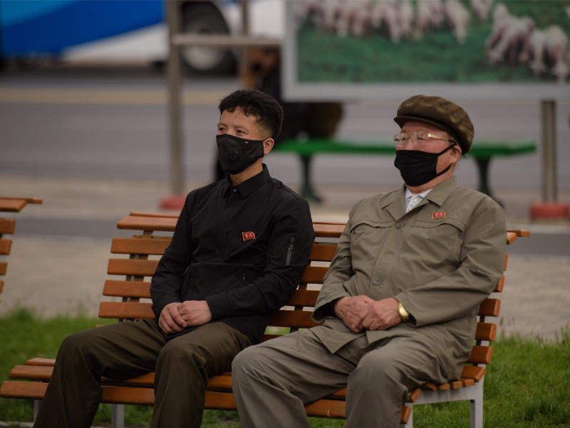 كوريان شماليان يشاهدان مقطعاً مصوراً لكيم جونغ أون على شاشة عملاقة في بيونغ يانغ  أمس الأول    (أ ف ب )