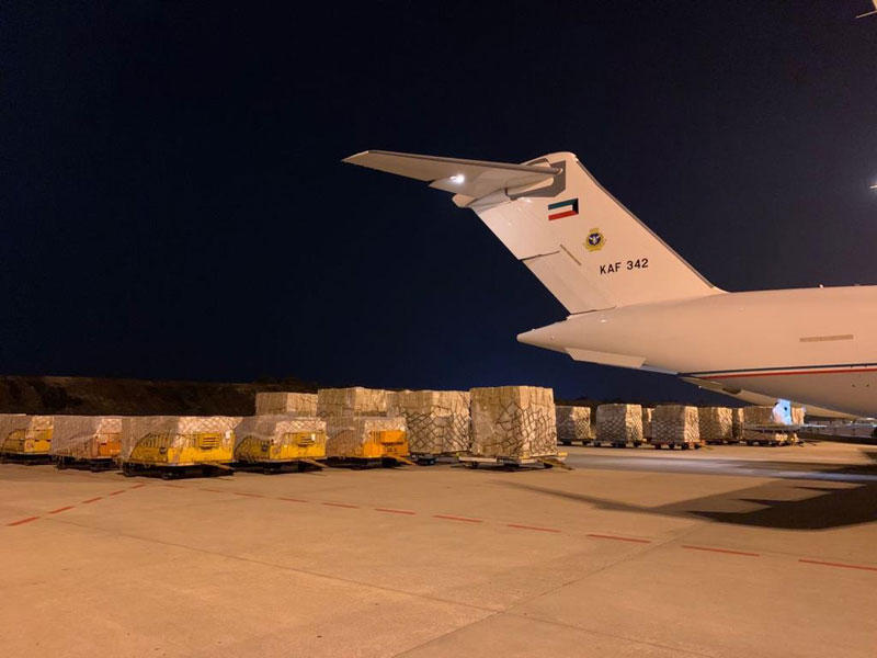 شحنة المعدات الطبية بعد تفريغها من طائرة القوة الجوية 