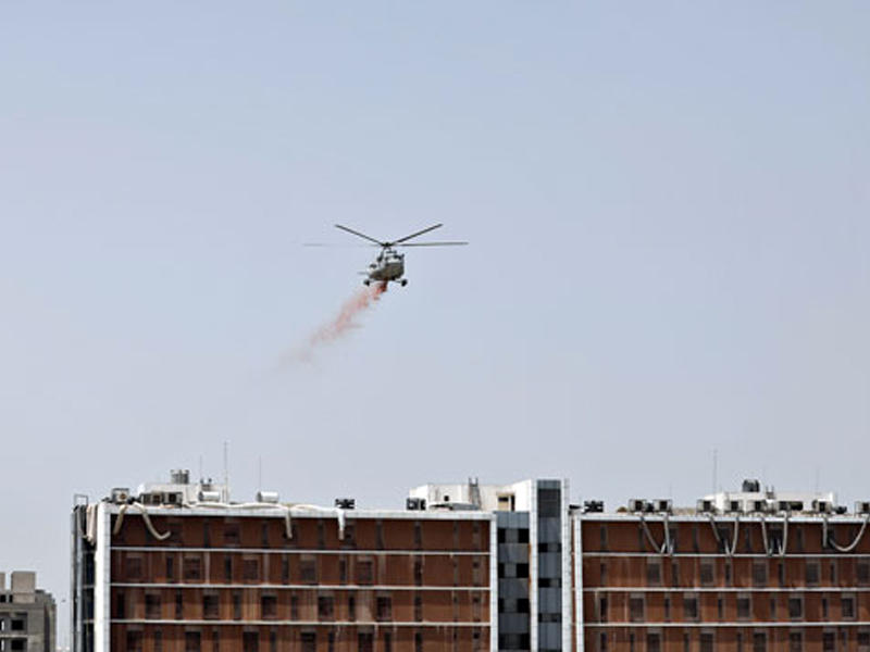 طائرة من سلاح الجو الهندي أثناء القاء الزهور