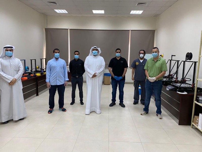 وزير الصحة خلال زيارته مركز إنتاج مسحات تشخيص «كوفيد 19»