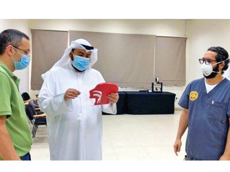 وزير الصحة خلال زيارته مركز إنتاج مسحات تشخيص «كوفيد 19»